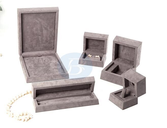 What are the structural features of the cloth jewelry box？
