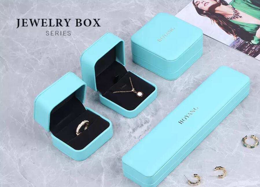 What materials are used in custom jewelry boxes?
