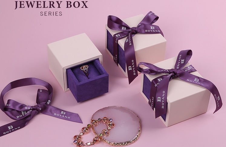 What is the role of jewelry packaging design?