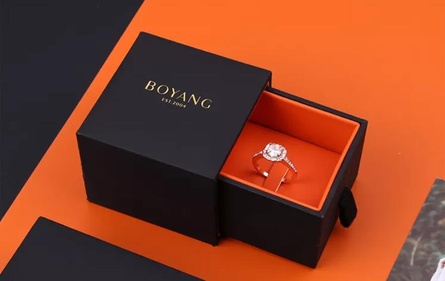 custom jewelry packaging with logo