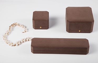 How to Line a Jewelry Box With Velvet
