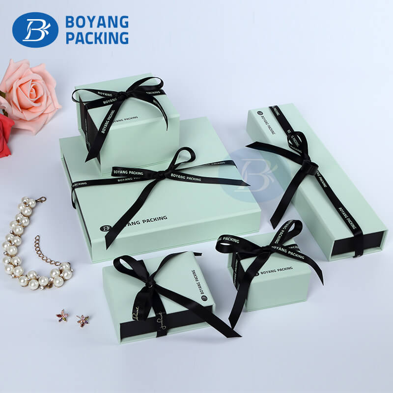 The press pattern of customized jewelry packaging boxes？