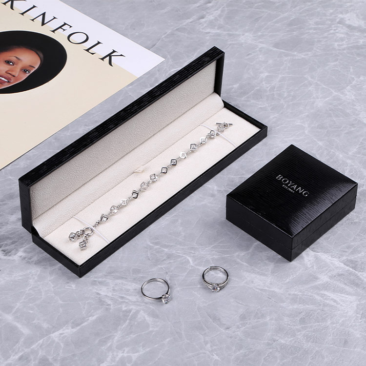 Custom jewellery box for necklaces