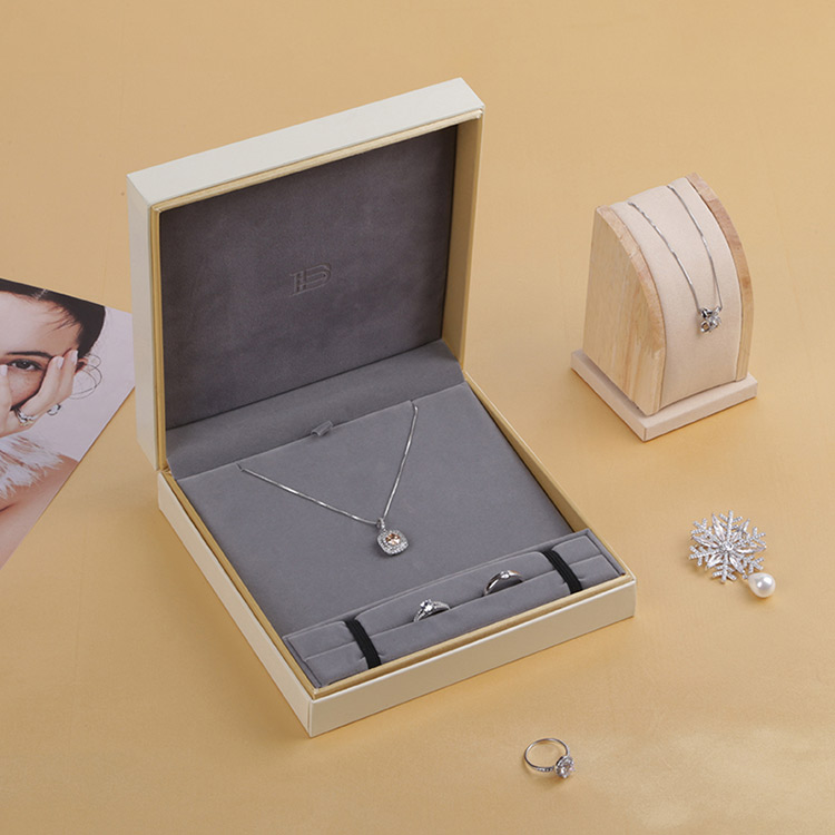 High quality eco luxury velvet custom wooden necklace gift box packaging