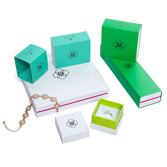 Custom velvet jewelry gift boxes protect your baby
