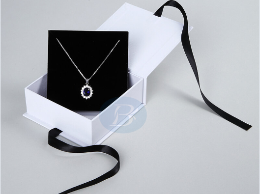 How does custom jewelry gift boxes play an important role in sales?