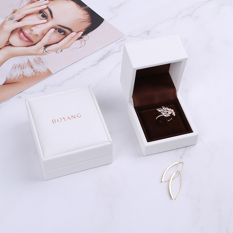 Custom new products white custom jewelry plastic box to hang necklaces