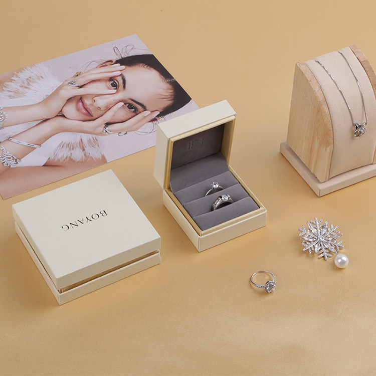 High quality eco luxury velvet custom wooden necklace gift box packaging