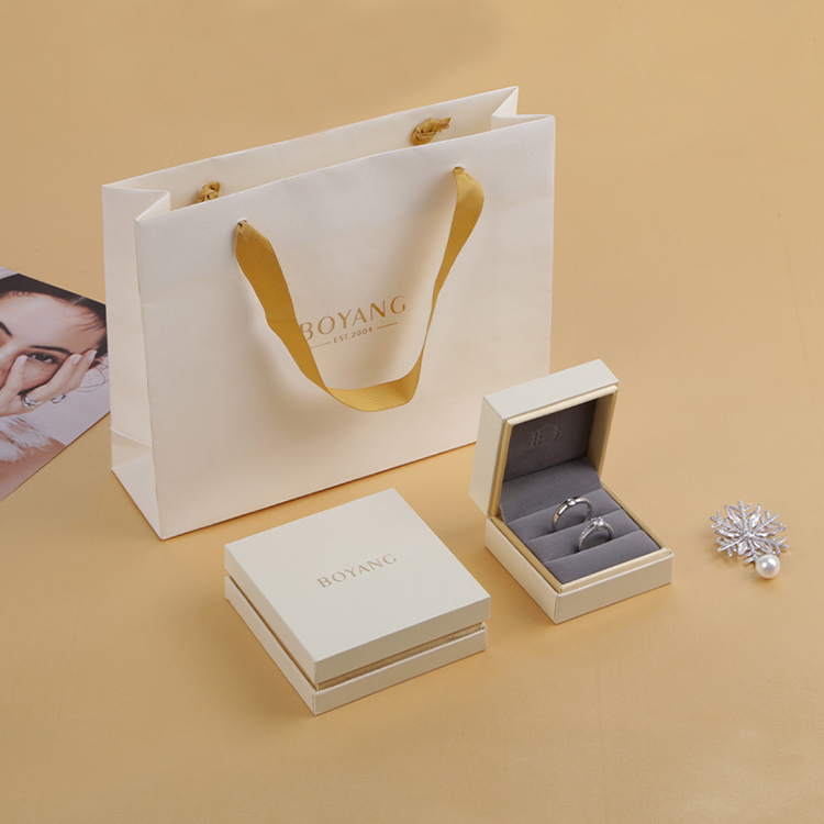 High quality eco luxury velvet custom wooden necklace gift box packaging