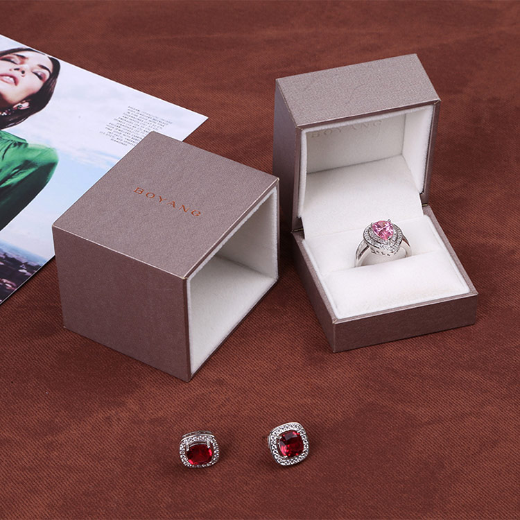 Low moq luxury plastic packaging prayer custom bracelet gift box