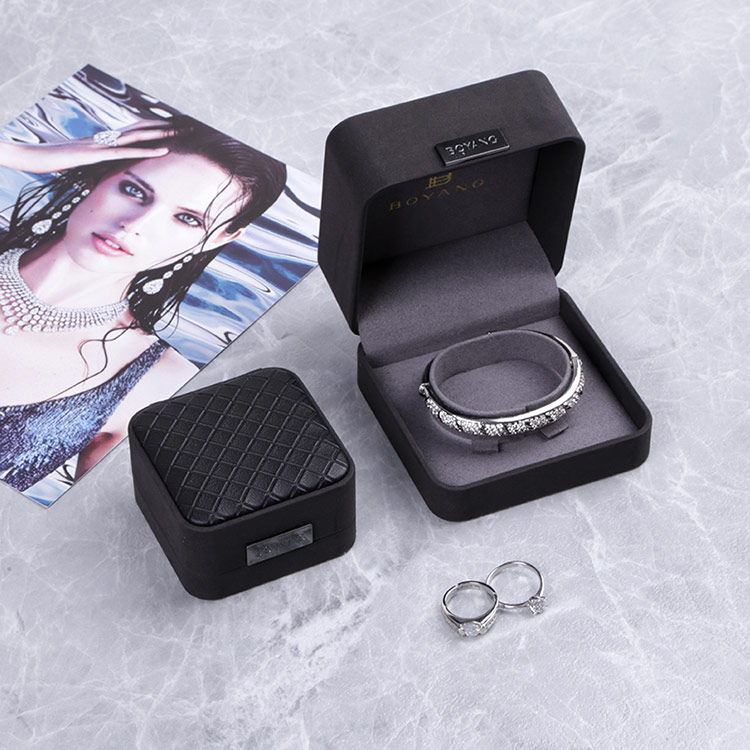 Fantastic service custom label black best bracelet plastic gift box