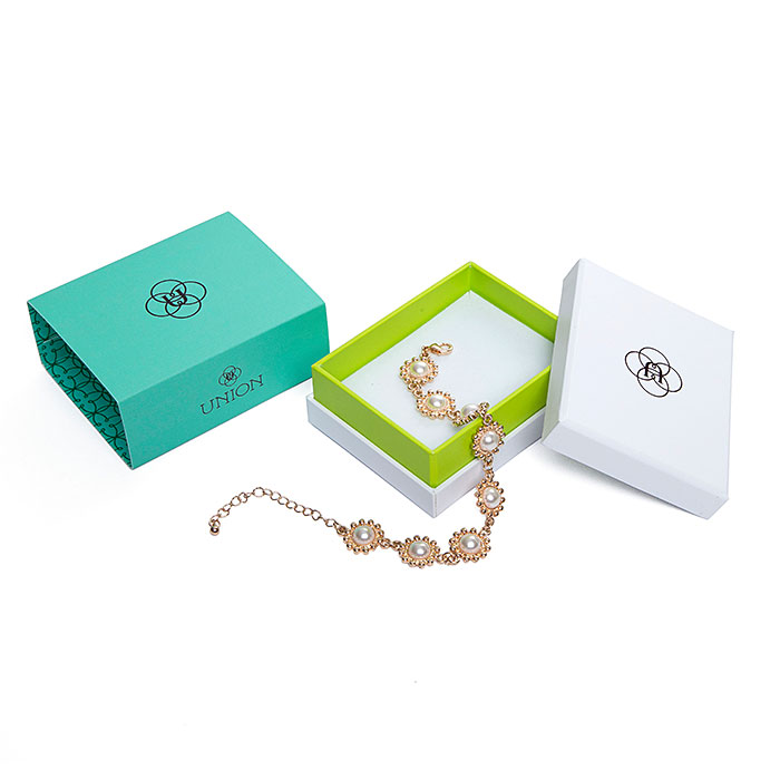 Custom velvet jewelry gift boxes protect your baby