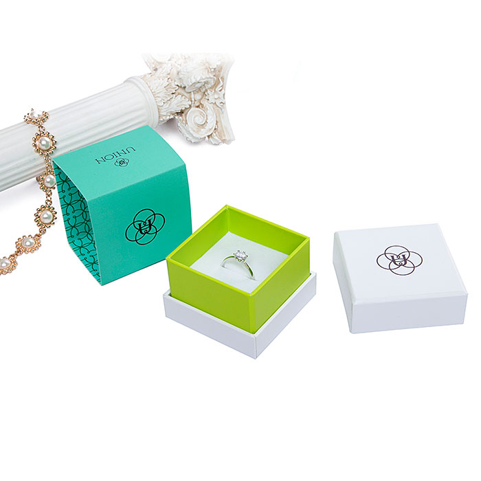Custom velvet jewelry gift boxes protect your baby