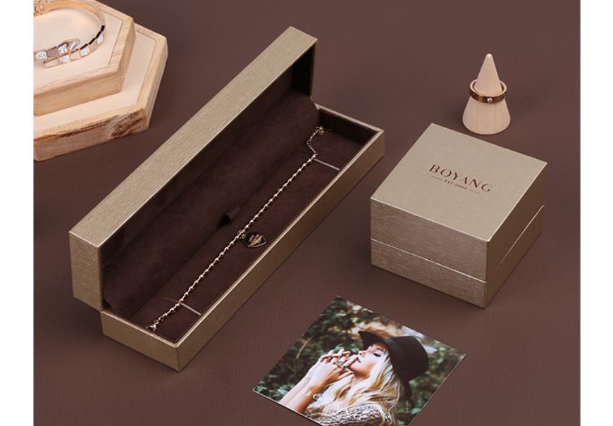 What color jewelry packaging box do they like?